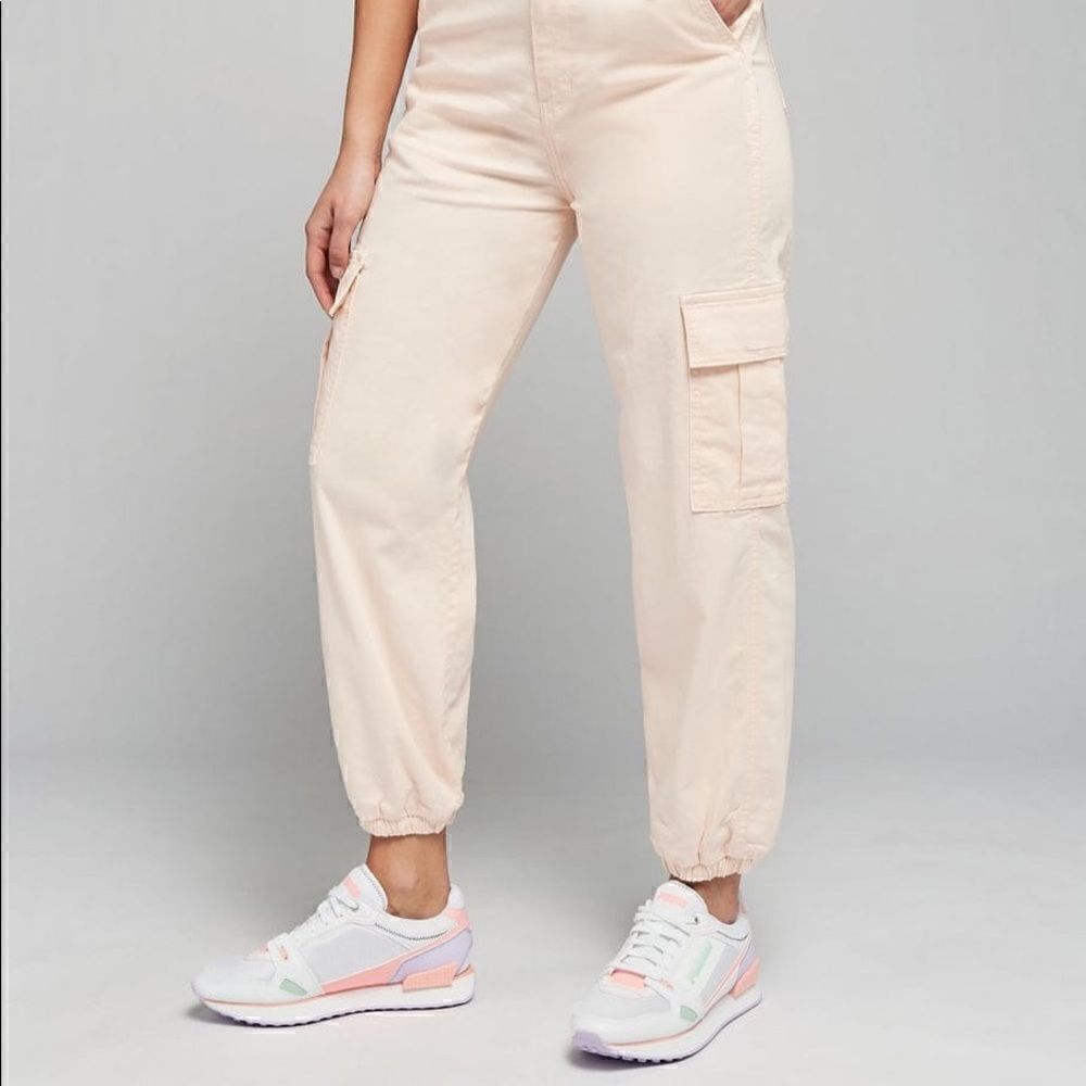 Levi’s High Waisted Cargo Pants Fine Twill Joggers Women’s Size 33 Light Pink